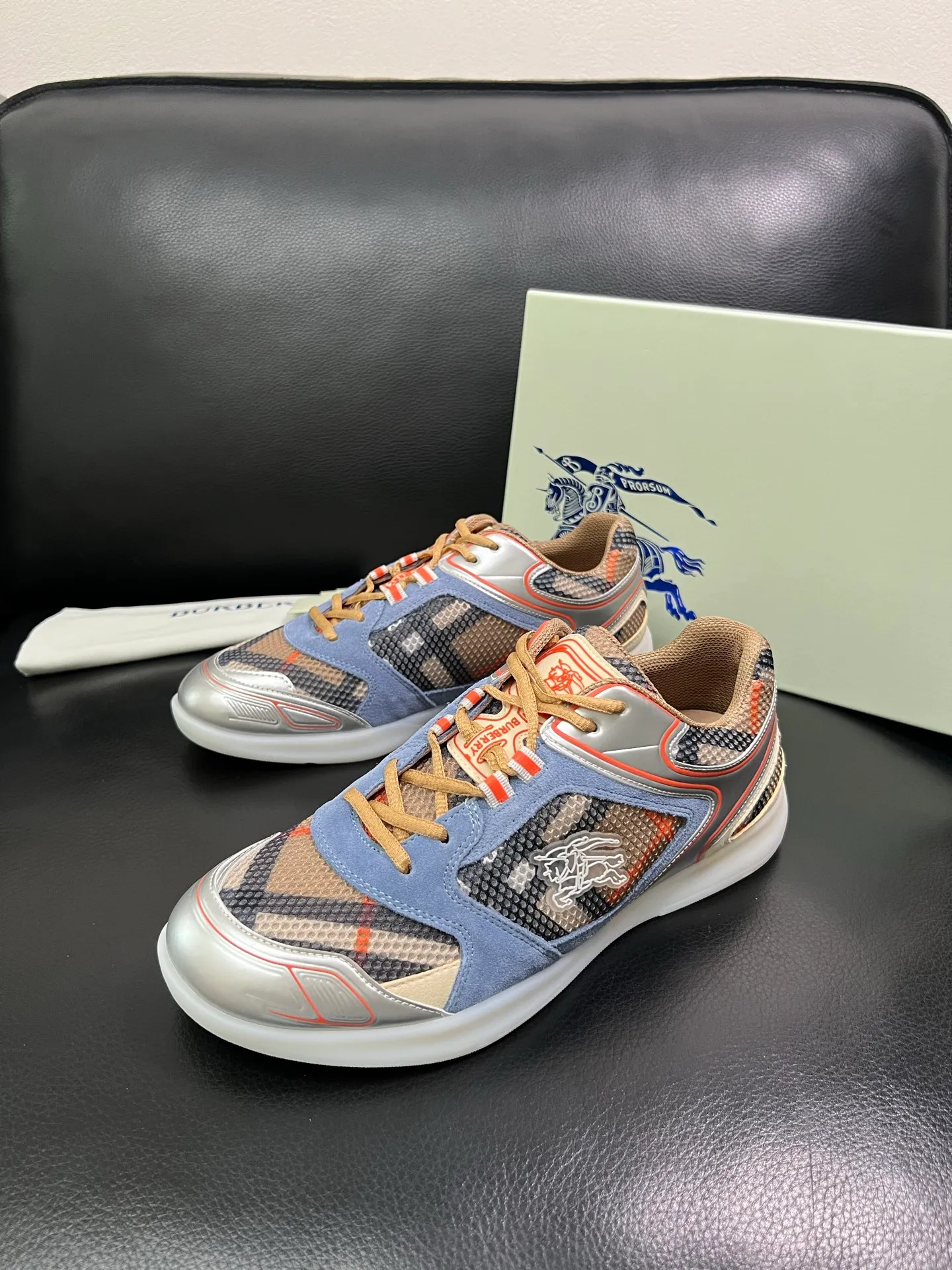 Men's shoes 💰740 BURBERRY top crafts Burberry counter synchronization, original factory configuration imported cowhide fabrics from Italy, high-quality complex splicing process, imported cowhide inner pads, breathable and comfortable, soles: original soles specially provided by the original factory, original and single goods High quality welcome to compare, code number 38-44 (customized 45 46) 85855